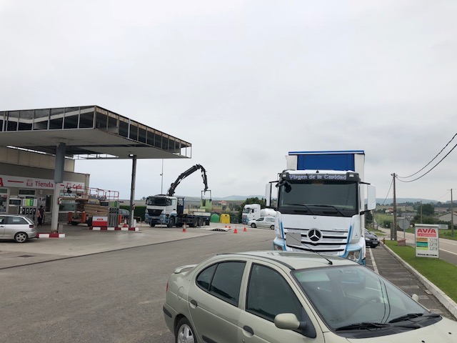 Vista de la marquesina renovada en Estación de Servicio Cabo Teja